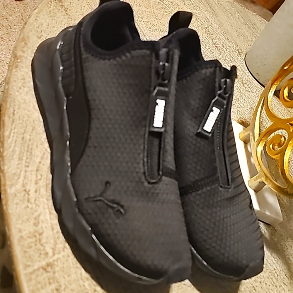 Boy🖤 Puma sneakers size 5